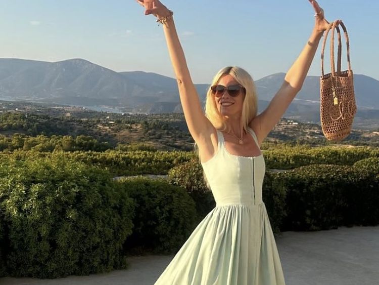 Foto Supermodel Claudia Schiffer Tak Menua di Usia 55, Pamer Body Goals