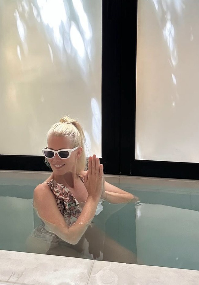 Selain itu, Claudia juga memiliki kehidupan rumah tangga harmonis. Dia telah berumah tangga dengan suaminya sutradara Sir Matthew Vaughn selama 23 tahun dan dikaruniai tiga anak: Caspar (22), Clementine Poppy (20), dan Cosima (15). Foto: dok. Instagram @claudiaschiffer