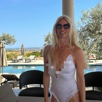 Dalam unggahan tersebut, Schiffer juga pamer body goals. Dia percaya diri mengenakan swimsuit putih dengan potongan rendah yang memperlihatkan lekuk tubuh ideal serta kaki jenjangnya. Foto: dok. Instagram @claudiaschiffer