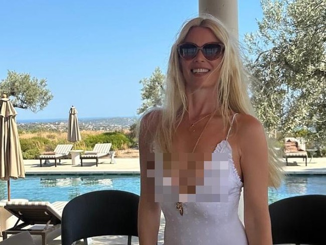 Dalam unggahan tersebut, Schiffer juga pamer body goals. Dia percaya diri mengenakan swimsuit putih dengan potongan rendah yang memperlihatkan lekuk tubuh ideal serta kaki jenjangnya. Foto: dok. Instagram @claudiaschiffer