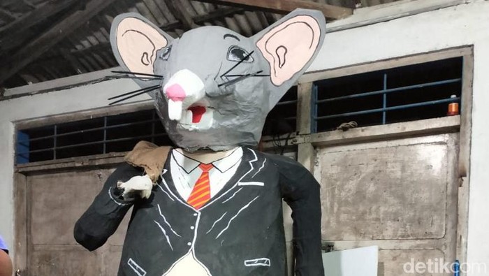 Cosplay tikus berdasi dilarang ikut karnaval di Bangkalan