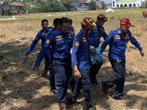 Damkar Barru Tandu Lansia Stroke gegara Ambulans Terkendala Akses Jalan