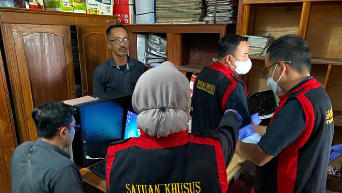 Tim penyidik Kejari Kulon Progo saat menggeledah kantor BUKP DIY cabang Galur, Kulon Progo, Rabu (27/8/2025).