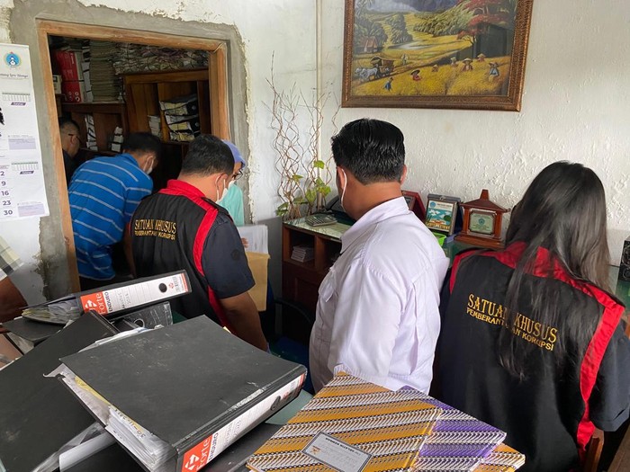 Tim penyidik Kejari Kulon Progo saat menggeledah kantor BUKP DIY cabang Galur, Kulon Progo, Rabu (27/8/2025).