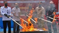 Barang bukti yang dimusnahkan meliputi pakaian, narkotika, senjata tajam, minuman keras, hingga uang palsu. Proses pemusnahan dilakukan dengan cara dibakar, dipotong, dan dihancurkan oleh petugas, disaksikan aparat penegak hukum serta sejumlah undangan. ANTARA FOTO/Anis Efizudin