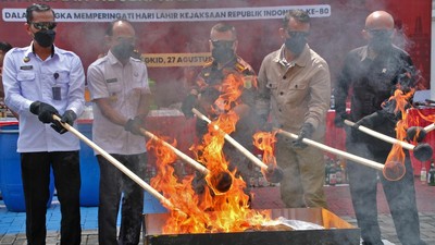 Dari Sajam hingga Uang Palsu, Barang Bukti Kejahatan Dimusnahkan di Magelang