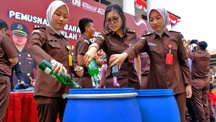 Dari Sajam hingga Uang Palsu, Barang Bukti Kejahatan Dimusnahkan di Magelang Petugas kejaksaan memotong barang bukti berupa senjata tajam saat pemusnahan barang bukti kejahatan dan barang rampasan di halaman kantor Kejaksaan Negeri Magelang, Jawa Tengah, Rabu (27/8/2025). Kejaksaan Negeri Magelang memusnahkan berbagai barang bukti kejahatan dan barang rampasan yang telah mempunyai kekuatan tetap berupa pakaian, narkotika, senjata tajam, minuman keras dan uang palsu sebagai upaya mengantisipasi penyimpangan dan penyalahgunaan barang bukti. ANTARA FOTO/Anis Efizudin