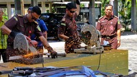 Petugas kejaksaan memotong barang bukti berupa senjata tajam saat pemusnahan barang bukti kejahatan dan barang rampasan di halaman kantor Kejaksaan Negeri Magelang, Jawa Tengah, Rabu (27/8/2025). ANTARA FOTO/Anis Efizudin