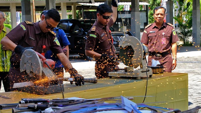 Dari Sajam hingga Uang Palsu, Barang Bukti Kejahatan Dimusnahkan di Magelang Petugas kejaksaan memotong barang bukti berupa senjata tajam saat pemusnahan barang bukti kejahatan dan barang rampasan di halaman kantor Kejaksaan Negeri Magelang, Jawa Tengah, Rabu (27/8/2025). Kejaksaan Negeri Magelang memusnahkan berbagai barang bukti kejahatan dan barang rampasan yang telah mempunyai kekuatan tetap berupa pakaian, narkotika, senjata tajam, minuman keras dan uang palsu sebagai upaya mengantisipasi penyimpangan dan penyalahgunaan barang bukti. ANTARA FOTO/Anis Efizudin