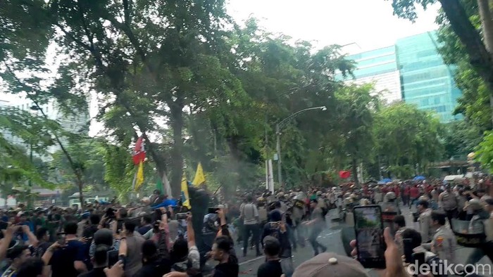 Suasana demo di depan Kantor DPRD Sumut