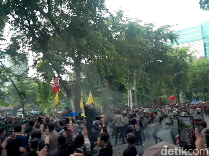 Suasana demo di depan Kantor DPRD Sumut
