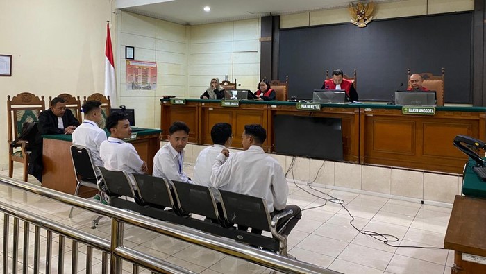 Lima mahasiswa terdakwa kasus ricuh May Day menjalani sidang di Pengadilan Negeri (PN) Semarang, Kecamatan Semarang Barat, Kota Semarang, Rabu (27/8/2025).