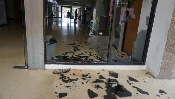 Prajurit TNI berjaga di dekat kaca yang pecah akibat pelemparan batu oleh masa aksi di Kantor Wali Kota Sorong, Papua Barat Daya, Rabu (27/8/2025). Sejumlah massa aksi yang menolak pemindahan persidangan 4 orang tahanan makar ke Makasar melakukan unjuk rasa dengan merusak fasilitas pemerintahan dan kediaman Gubernur Papua Barat Daya. ANTARA FOTO/Olha Mulalinda