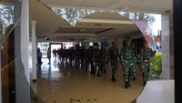 Massa yang menolak pemindahan persidangan empat tahanan kasus makar ke Makassar melakukan perusakan terhadap sejumlah fasilitas pemerintahan serta rumah dinas Gubernur Papua Barat Daya. ANTARA FOTO/Olha Mulalinda