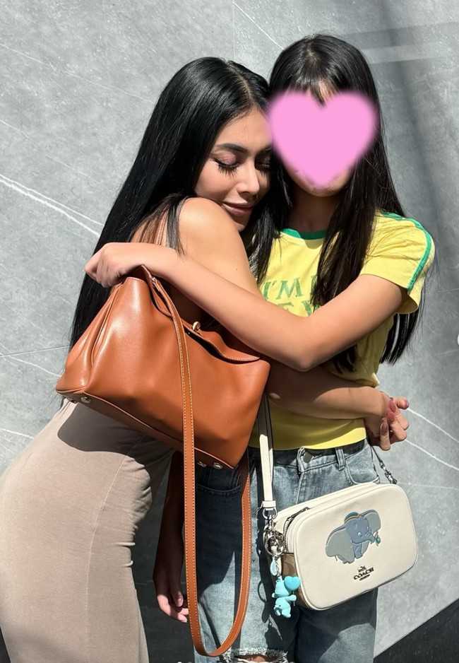 Denada bagikan foto kedekatannya dengan sang putri. Di keterangan unggahan Instagramnya Denada menuliskan caption singkat, Cinta lengkap dengan emoji hati berwarna merah. Foto: Instagram/@denadaindonesia