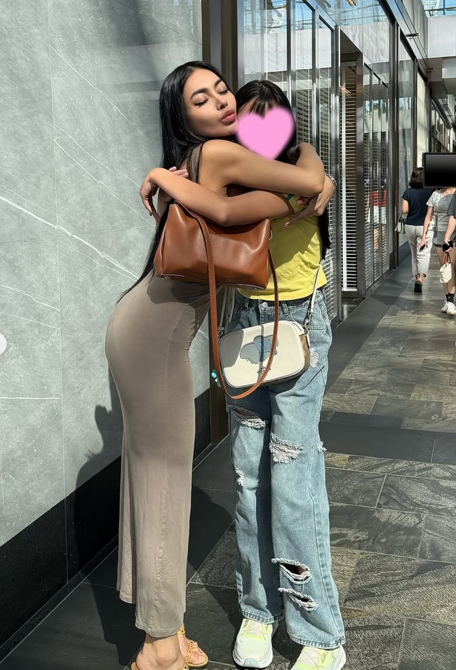 Kini sudah remaja, penampilan dan kekompakan Denada dengan putri semata wayangnya itu bak bestie. Terlihat jelas jika keduanya memang memiliki hubungan yang sangat dekat. Foto: Instagram/@denadaindonesia