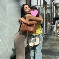 Kini sudah remaja, penampilan dan kekompakan Denada dengan putri semata wayangnya itu bak bestie. Terlihat jelas jika keduanya memang memiliki hubungan yang sangat dekat. Foto: Instagram/@denadaindonesia