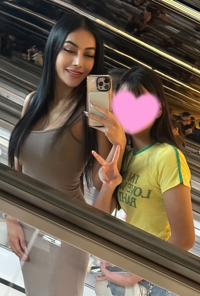 Sayangnya hingga kini Denada masih memilih merahasiakan wajah putrinya, Aisha. Dalam foto-fotonya, wajah sang putri pun ditutup dengan sticker hati berwarna merah muda. Foto: Instagram/@denadaindonesia