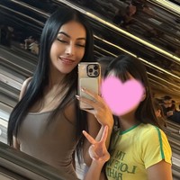 Sayangnya hingga kini Denada masih memilih merahasiakan wajah putrinya, Aisha. Dalam foto-fotonya, wajah sang putri pun ditutup dengan sticker hati berwarna merah muda. Foto: Instagram/@denadaindonesia