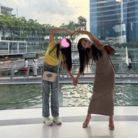 Aisha sendiri sebelumnya diketahui sempat didiagnosis menderita leukimia. Ia pun menjalani perawatan intensif di Singapura sejak 2018 hingga 2020, saat sudah dinyatakan sembuh. Foto: Instagram/@denadaindonesia