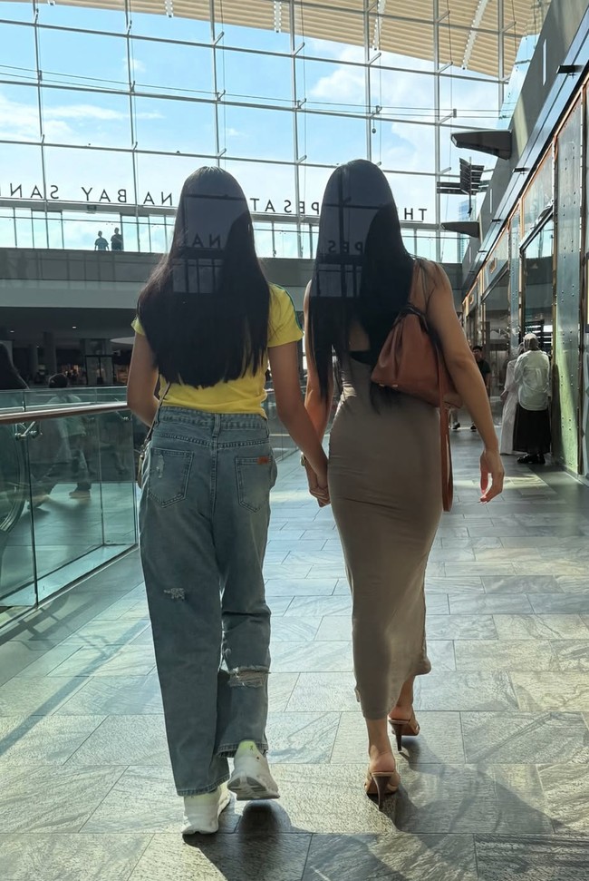 Sama-sama memiliki rambut hitam panjang yang lurus, dari belakang Denada dan putrinya itu bahkan terlihat seperti kembar. Foto: Instagram/@denadaindonesia