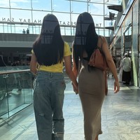 Sama-sama memiliki rambut hitam panjang yang lurus, dari belakang Denada dan putrinya itu bahkan terlihat seperti kembar. Foto: Instagram/@denadaindonesia