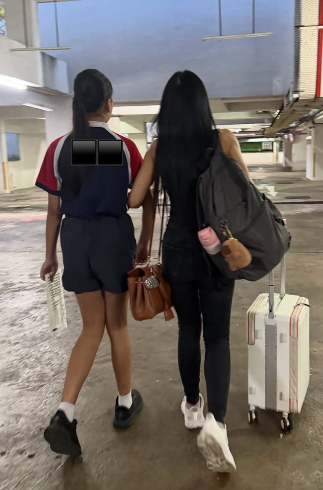 Meski memiliki jarak usia 34 tahun dengan sang bunda, namun keduanya terlihat kompak. Tinggi Aisha yang kini sudah setara dengan Denada juga membuat keduanya terlihat bak kakak-adik. Foto: Instagram/@denadaindonesia