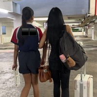 Meski memiliki jarak usia 34 tahun dengan sang bunda, namun keduanya terlihat kompak. Tinggi Aisha yang kini sudah setara dengan Denada juga membuat keduanya terlihat bak kakak-adik. Foto: Instagram/@denadaindonesia