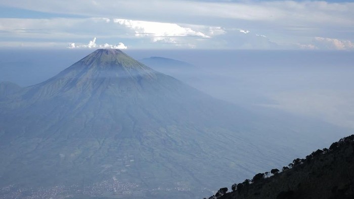 Dinda Hauw Mendaki Gunung Sumbing