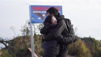 Dinda Hauw pun berpelukan dengan sang suami Rey Mbayang ketika sudah sampai ke puncak gunung Sumbing. Mereka merasa sangat senang. (Instagram/@dindahw)