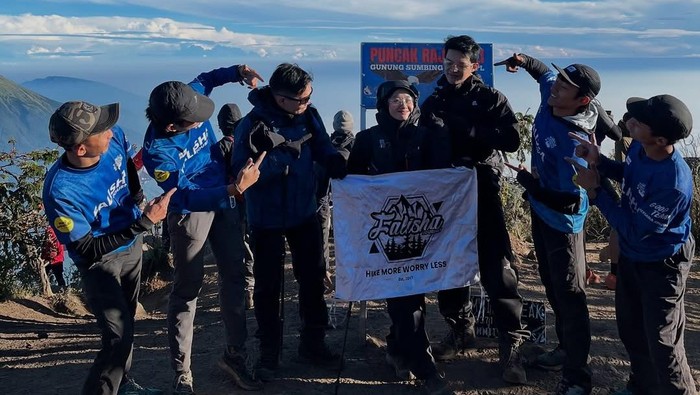Dinda Hauw Mendaki Gunung Sumbing Dinda Hauw Mendaki Gunung Sumbing