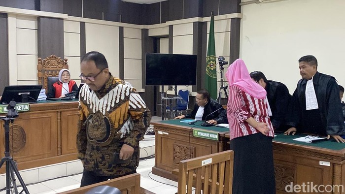 Eks Wali Kota Semarang, Hevearita Gunaryanti Rahayu (Ita) dan suaminya, Alwin Basri, di sidang vonis Pengadilan Tindak Pidana Korupsi Semarang, Rabu (27/7/2025).