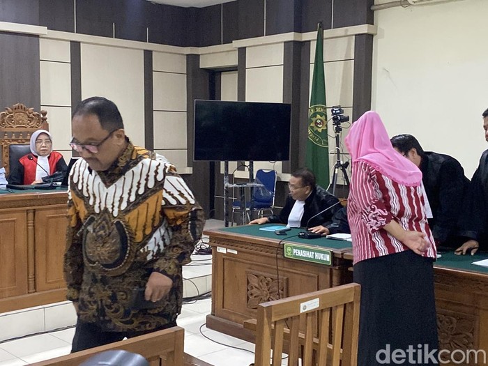 Eks Wali Kota Semarang, Hevearita Gunaryanti Rahayu (Ita) dan suaminya, Alwin Basri, di sidang vonis Pengadilan Tindak Pidana Korupsi Semarang, Rabu (27/7/2025).