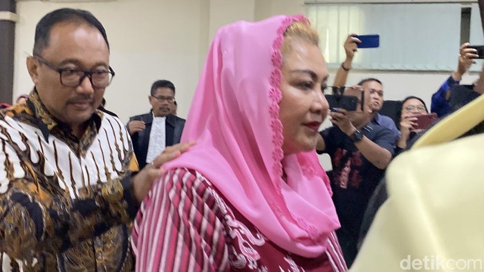 Eks Wali Kota Semarang, Hevearita Gunaryanti Rahayu (Ita) dan suaminya, Alwin Basri, di sidang vonis Pengadilan Tindak Pidana Korupsi Semarang, Rabu (27/7/2025).