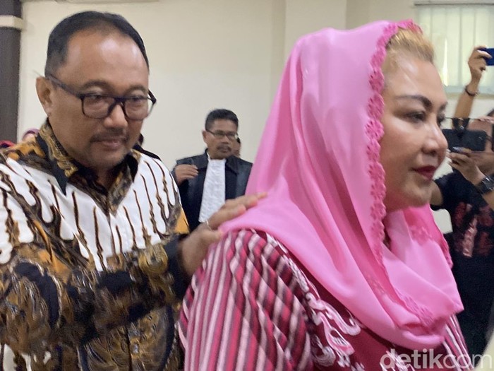Eks Wali Kota Semarang, Hevearita Gunaryanti Rahayu (Ita) dan suaminya, Alwin Basri, di sidang vonis Pengadilan Tindak Pidana Korupsi Semarang, Rabu (27/7/2025).