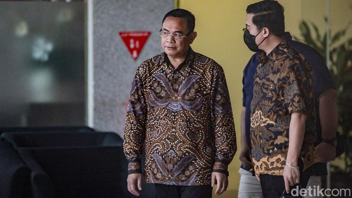 Ekspresi Bupati Pati Sudewo Usai 6 Jam Lebih Diperiksa KPK Bupati Pati Sudewo selesai diperiksa KPK sebagai saksi kasus dugaan korupsi rel KA. Ia diperiksa selama 6 jam lebih.
