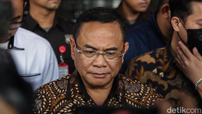 Bupati Pati Sudewo selesai diperiksa KPK sebagai saksi kasus dugaan korupsi rel KA. Ia diperiksa selama 6 jam lebih.