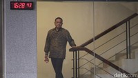 Sudewo berjalan keluar usai menjalani pemeriksaan di gedung KPK, Jakarta, Rabu (27/8/2025).