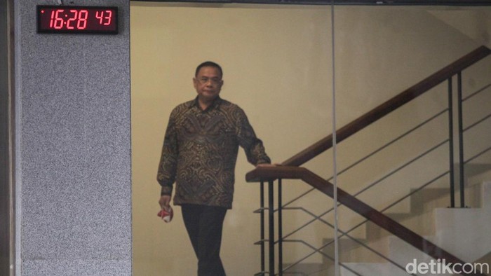 Ekspresi Bupati Pati Sudewo Usai 6 Jam Lebih Diperiksa KPK Bupati Pati Sudewo selesai diperiksa KPK sebagai saksi kasus dugaan korupsi rel KA. Ia diperiksa selama 6 jam lebih.