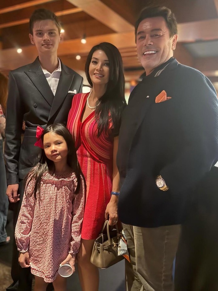 Farah Quinn Farah Quinn melepas putra sulungnya, Armand kuliah di Boston University.