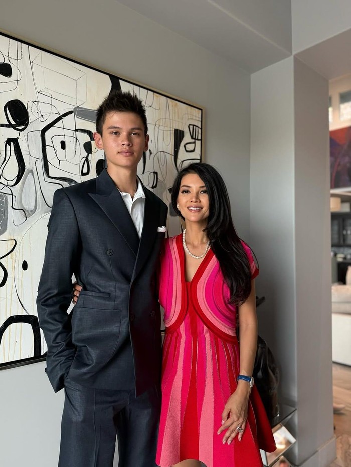 Farah Quinn melepas putra sulungnya, Armand kuliah di Boston University.