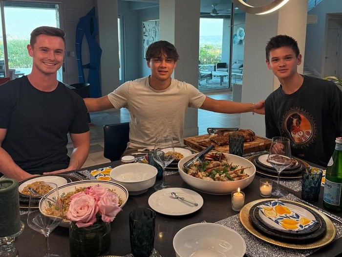 Farah Quinn Farah Quinn melepas putra sulungnya, Armand kuliah di Boston University.