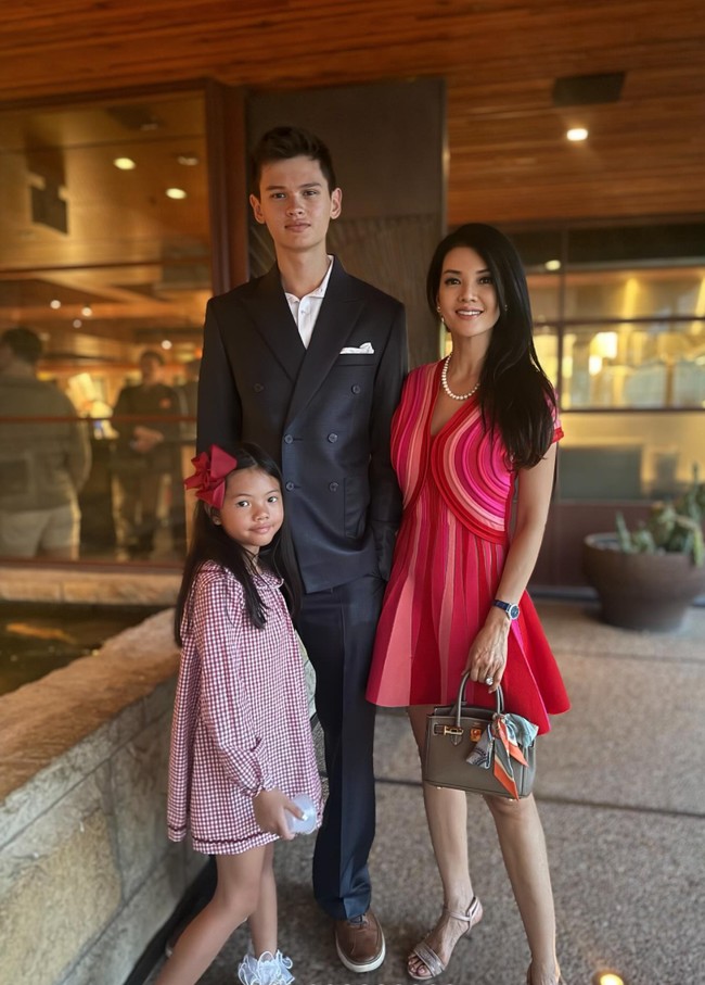 Anak sulung Farah Quinn, Armand Quinn, kini sudah semakin besar dan akan segera berkuliah di Boston University. Melalui akun Instagramnya, Farah Quinn membagikan foto terbaru dirinya dengan sang putra yang tingginya bahkan sudah melampaui tinggi Farah. Foto: Instagram/@farahquinnofficial