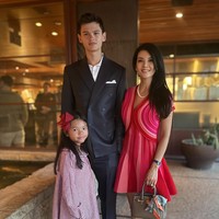 Anak sulung Farah Quinn, Armand Quinn, kini sudah semakin besar dan akan segera berkuliah di Boston University. Melalui akun Instagramnya, Farah Quinn membagikan foto terbaru dirinya dengan sang putra yang tingginya bahkan sudah melampaui tinggi Farah. Foto: Instagram/@farahquinnofficial