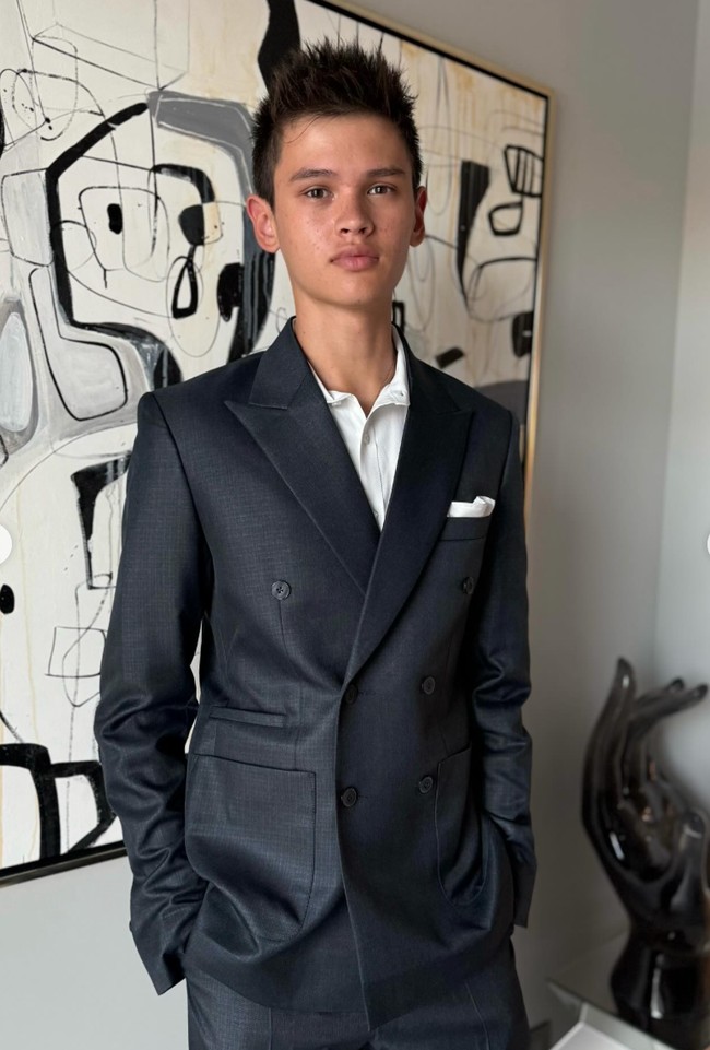 Di keterangan unggahannya Farah mengungkapkan rasa sedih sekaligus bahagia dirinya yang harus melepas Armand demi melanjutkan studinya. Hari ini, putra sulung kami, Armand, meninggalkan kami untuk memulai perjalanan barunya di Universitas Boston. Sungguh campur aduk perasaannya—sedih, senang, gembira, bangga, dan ya, sedikit khawatir juga. Ini menandai dimulainya babak baru dalam hidupnya, melangkah menuju kedewasaan dengan keberanian dan rasa ingin tahu. Kami sangat bangga padanya. Doa kami selalu menyertainya—semoga Tuhan dan alam semesta melindunginya, membimbingnya, dan membuka pintu menuju pengalaman-pengalaman luar biasa. Kami yakin dia akan berkembang pesat dan menciptakan kenangan yang tak terlupakan, tulis Farah dalam bahasa Inggris. Foto: Instagram/@farahquinnofficial