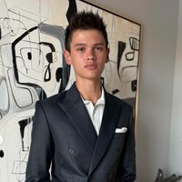 Di keterangan unggahannya Farah mengungkapkan rasa sedih sekaligus bahagia dirinya yang harus melepas Armand demi melanjutkan studinya. Hari ini, putra sulung kami, Armand, meninggalkan kami untuk memulai perjalanan barunya di Universitas Boston. Sungguh campur aduk perasaannya—sedih, senang, gembira, bangga, dan ya, sedikit khawatir juga. Ini menandai dimulainya babak baru dalam hidupnya, melangkah menuju kedewasaan dengan keberanian dan rasa ingin tahu. Kami sangat bangga padanya. Doa kami selalu menyertainya—semoga Tuhan dan alam semesta melindunginya, membimbingnya, dan membuka pintu menuju pengalaman-pengalaman luar biasa. Kami yakin dia akan berkembang pesat dan menciptakan kenangan yang tak terlupakan, tulis Farah dalam bahasa Inggris. Foto: Instagram/@farahquinnofficial