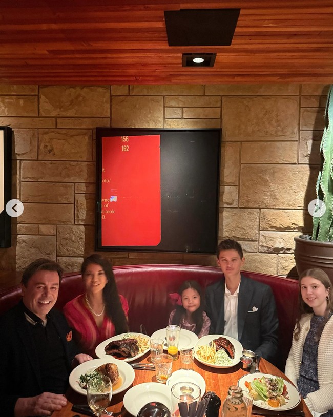 Sebelum melepas sang putra, Farah dan keluarga tampak makan malam bersama di sebuah restoran. Terlihat suami Farah kini, Charles Jost, kedua anak Farah, dan satu putri sambungnya, duduk semeja dan makan bersama. Foto: Instagram/@farahquinnofficial