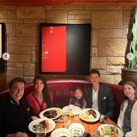 Sebelum melepas sang putra, Farah dan keluarga tampak makan malam bersama di sebuah restoran. Terlihat suami Farah kini, Charles Jost, kedua anak Farah, dan satu putri sambungnya, duduk semeja dan makan bersama. Foto: Instagram/@farahquinnofficial