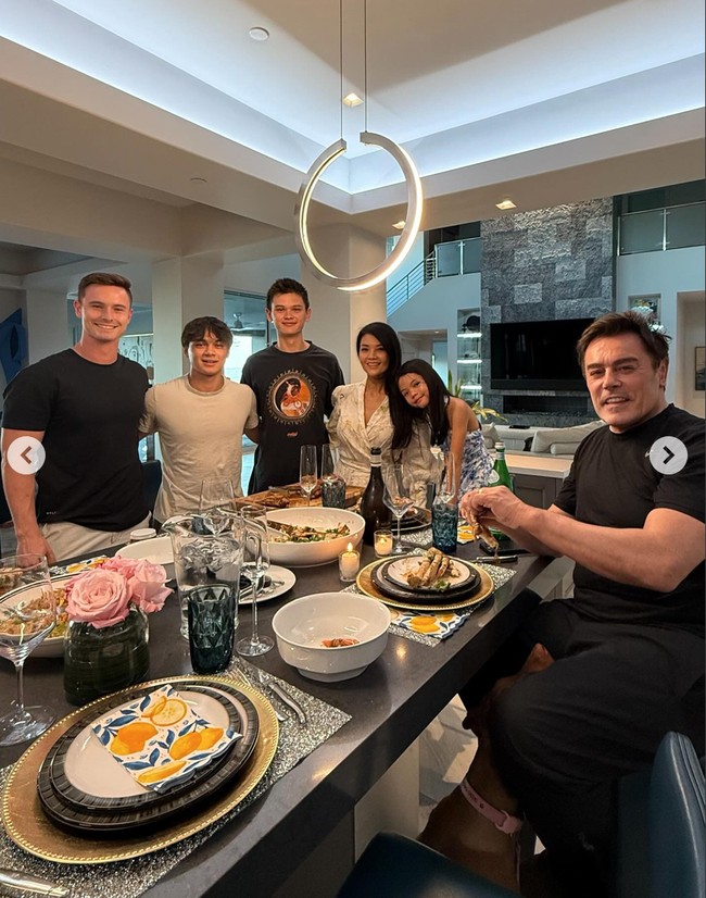 Lahir pada 18 April 2007, kini Armand sudah berusia 18 tahun. Punya darah blasteran, paras bule Armand kerap jadi sorotan. Ayah biologis Armand sendiri diketahui berasal dari Amerika Serikat. Foto: Instagram/@farahquinnofficial