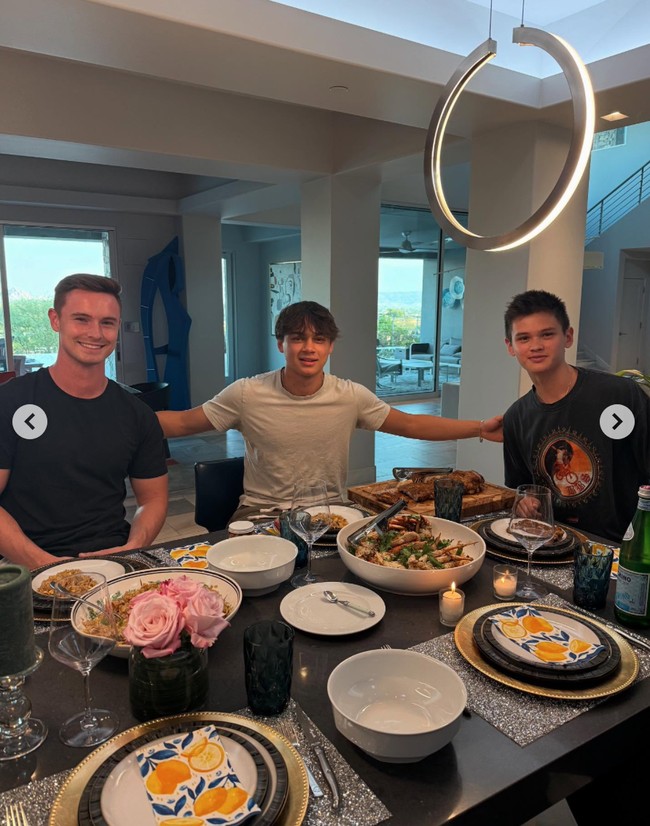 Kini sudah dewasa, penampilan Armand terlihat manglingi. Banyak netizen yang jadi ikut nostalgia mengingat Armand kecil yang dulu kerap ikut sang mama saat menjadi host memasak di televisi. Foto: Instagram/@farahquinnofficial